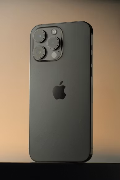 iPhone Pro preto visto pela traseira